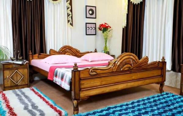 Classic Hand Carved Pannel Wooden Bed for Home